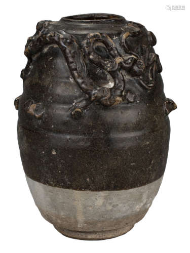 CHINESE SONG DYNASTY STONEWARE JAR WITH DRAGON CHASING PEARL