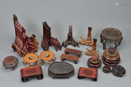 QUANTITY OF VARIOUS WOODEN DISPLAY STANDS