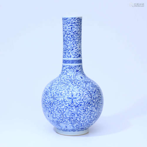 A Blue and White Floral Long-neck Porcelain Vase with Twinin...