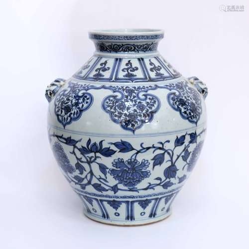 A Blue and White Interlocking Peony Pattern Double-eared Jar