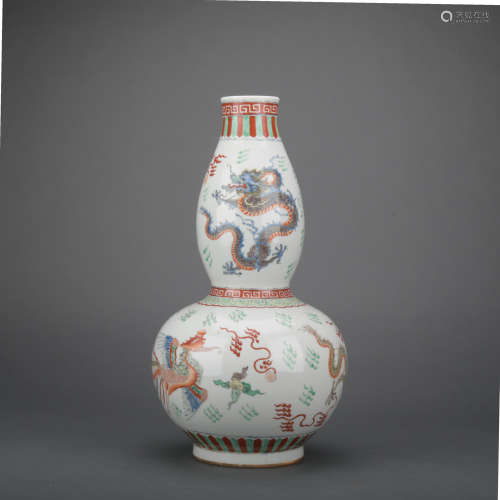 A Wu cai 'dragon' gourd-shaped vase