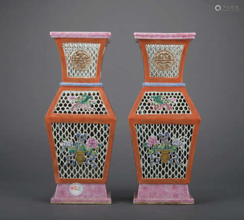 A pair of Wu cai vase