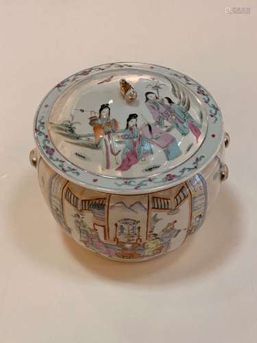 Petite soupière en porcelaine à décor polychrome de personna...