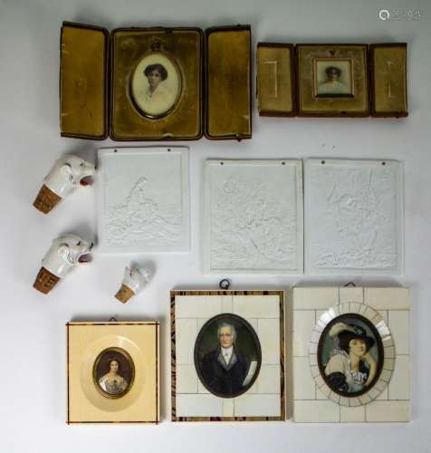 Lot with miniatures and porcelain plaques
