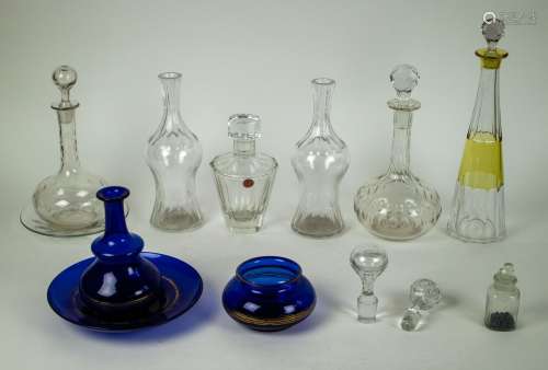 Lot with various glass decanters
