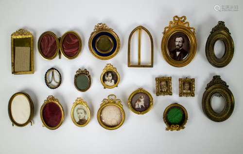 Lot with 18 small antique photo frames