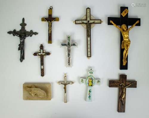 Lot with various crucifixes