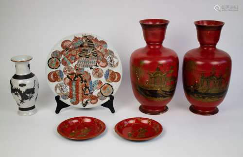 A lot with Japanese vases and plates