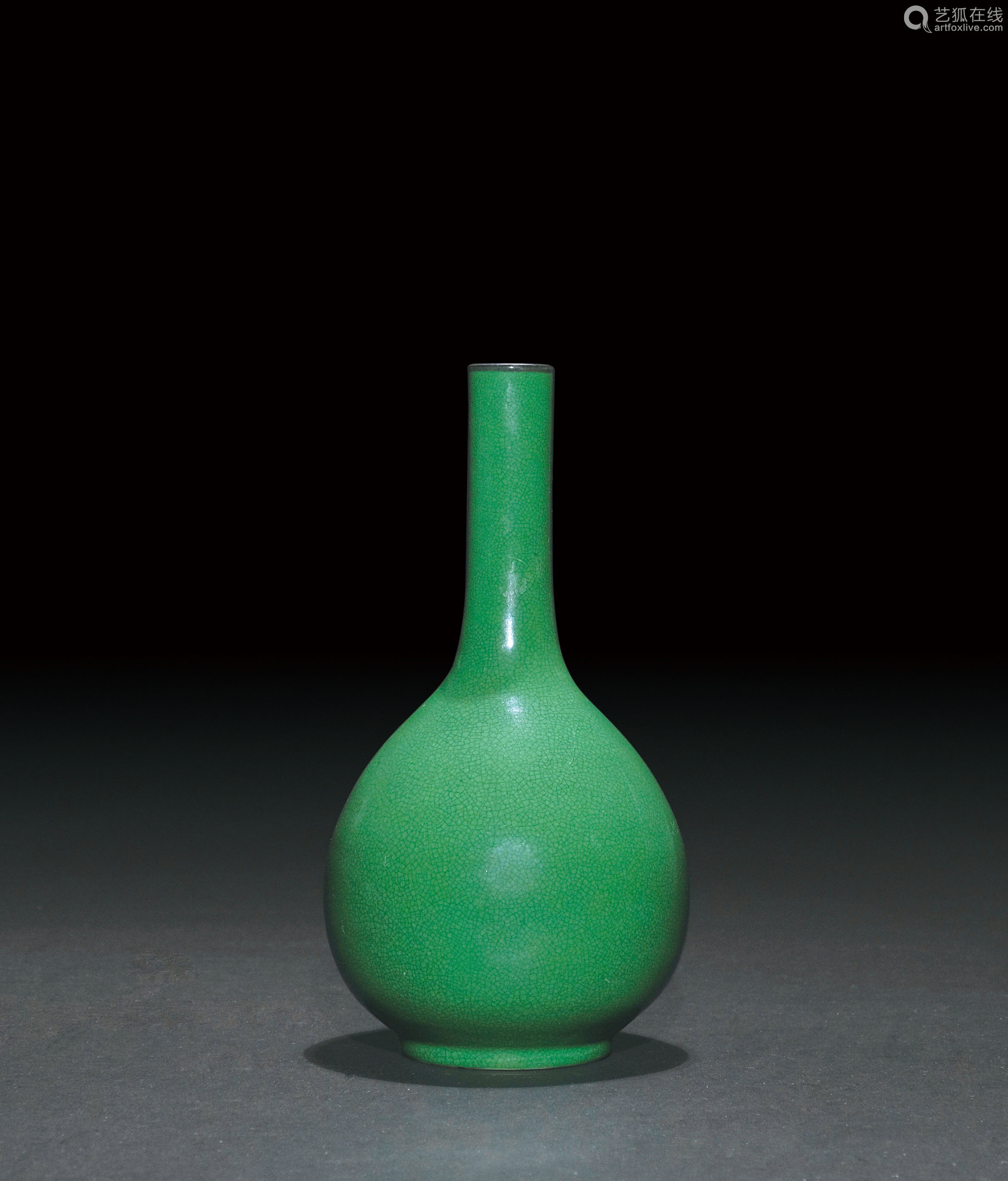 清雍正乾隆鱼子绿釉胆式瓶