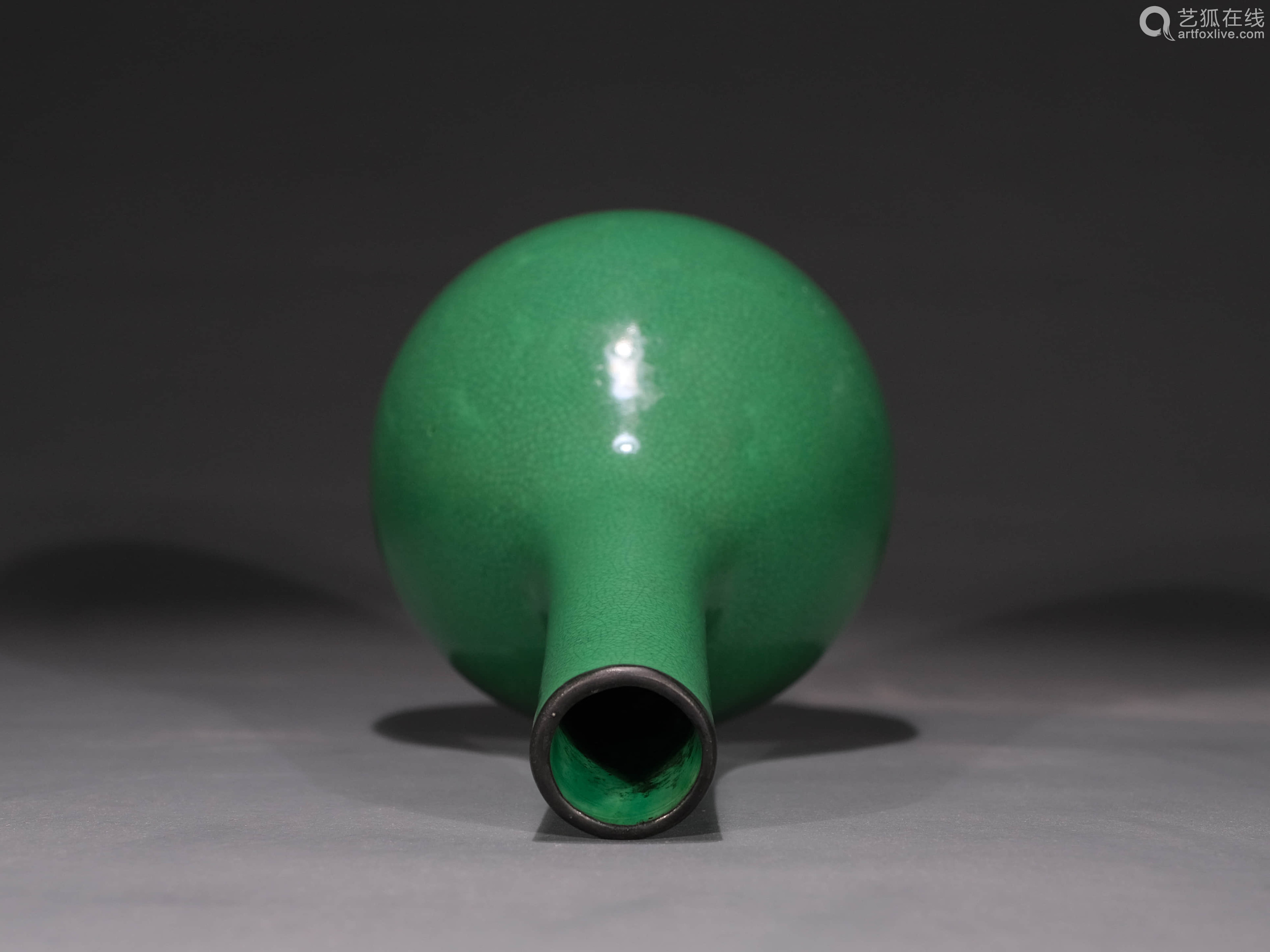 清雍正乾隆鱼子绿釉胆式瓶