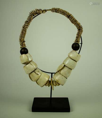 Necklace with shells (Polynesia)