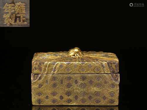清    “雍正年制”款银鎏金錾刻花卉纹印包盒