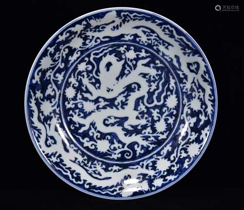 Ming Xuande blue and white leaves white dragon pattern plate