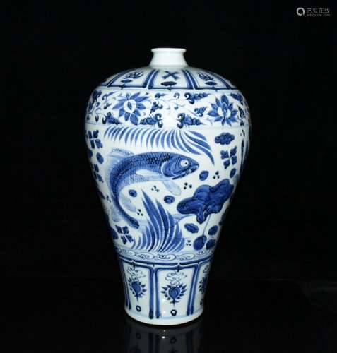 Yuan blue and white fish algae pattern plum bottle