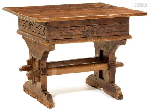 单桌哥特式的，可能是格劳宾登式的，16/17世纪。针叶木，叶卷须形式的...