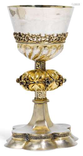 部分鎏金量杯大概在1600年左右。六片式底座，边缘镂空。挤压式坐垫模...