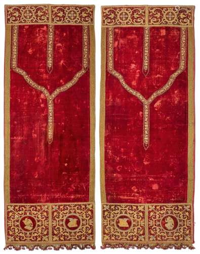 PAIROCQUE WALL HANGINGS WITH BROCADE EMBROIDERY18世纪早期红色...