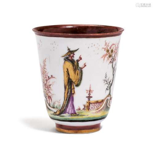 BEAKER WITH HOUSE PAINTED CHINOISERIES迈森，约1722-25年。这幅画...