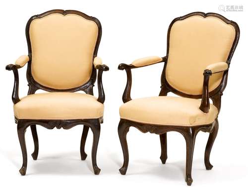 PAIR FAUTEUILS巴洛克风格，可能是伦巴第，18世纪下半叶。胡桃木，雕...