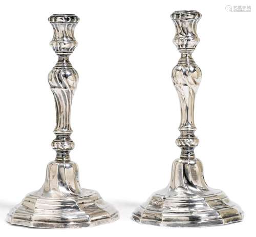 1 PAIR OF CANDLESMons 1764.大师的标志是PM（?栏杆形。弧形轴在弧...