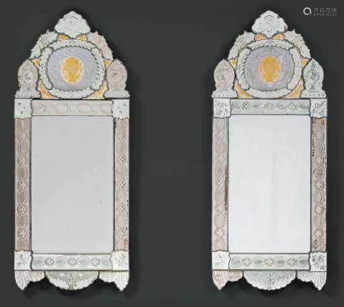 一对镜威尼斯，19世纪。镜面玻璃上雕刻和装饰着蚀刻、镀金或镀银的莲...