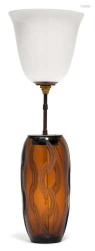 JEAN LUCE(1895-1964)TABLE LAMP, c. 1930.棕色玻璃蚀刻几何装饰...