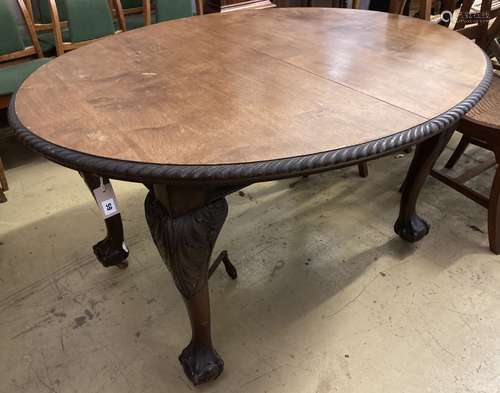 A 1920's oval extending Victorian dining table,- winder, no ...