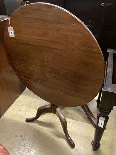 A George III oak and mahogany tilt top tea table, 81cm diame...