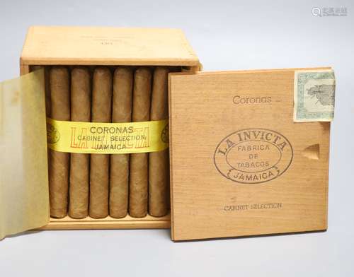 An unsealed case of Coronas cabinet selection Jamaican cigar...