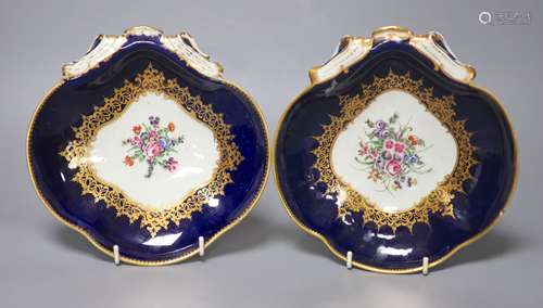 A pair of 18th century Worcester shell shaped dishes painted...