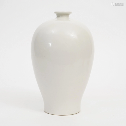 A WHITE-GLAZED PLUM VASE