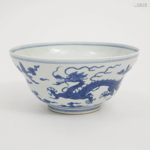 A BLUE AND WHITE DRAGON-PATTERNED WAIST BOWL