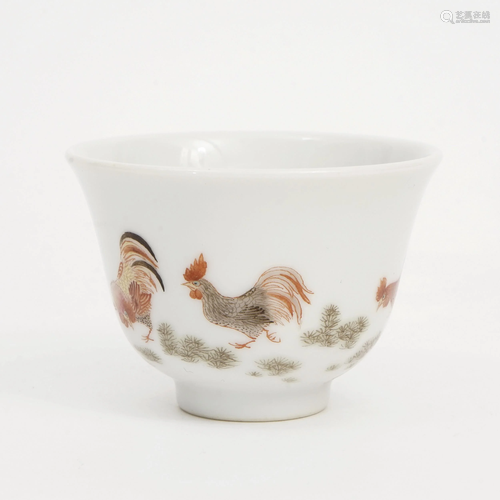 A FAMILLE ROSE CUP WITH CHICKEN PATTERN