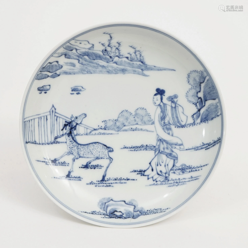 A BLUE AND WHITE FIGURE PLATE