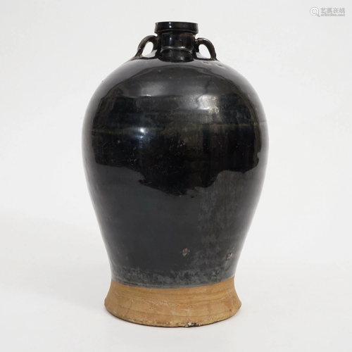 A CIZHOU KILN BLACK-GLAZED PLUM VASE