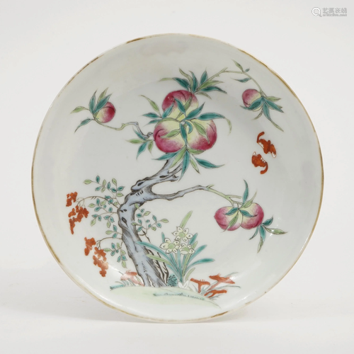 A FAMILLE ROSE PEACH PATTERN PLATE