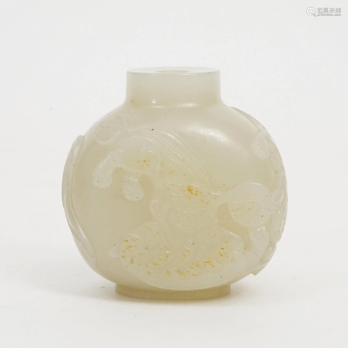 A WHITE JADE BOTTLE WITH DRAGON PATTERN