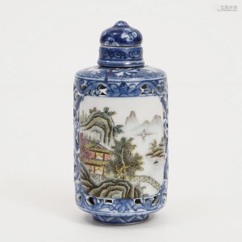 A BLUE AND WHITE AND FAMILLE ROSE SNUFF BOTTLE