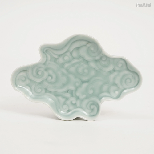 A BEAN CELADON CLOUD PATTERN PLATE