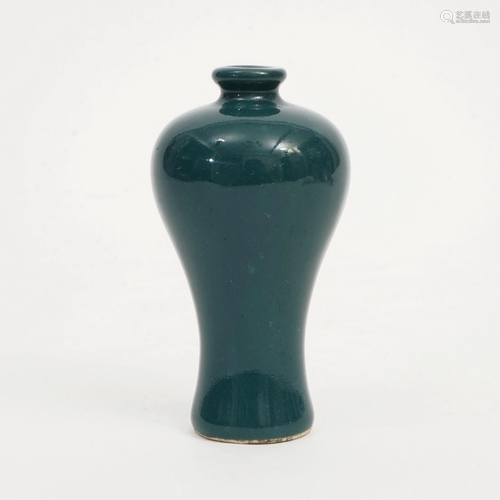 A GREEN-GLAZED PLUM VASE