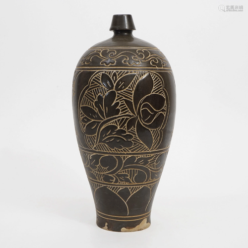 A CIZHOU KILN TICKLING PLUM VASE