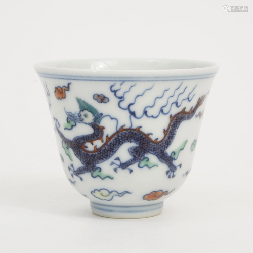 A CONTRASTING COLOUR DRAGON-PATTERNED CUP