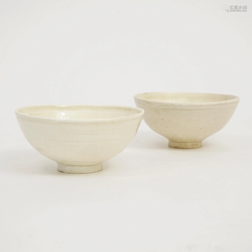 A PAIR OF WHITE GLAZE BOWLS OF DING KILN