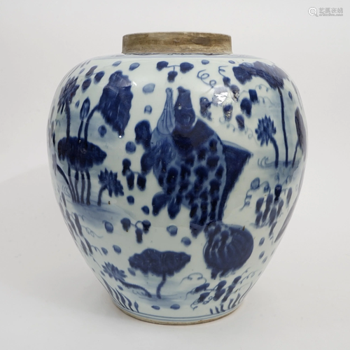 A LARGE BLUE AND WHITE JAR WITH FISH AND ALGAE PATTERN