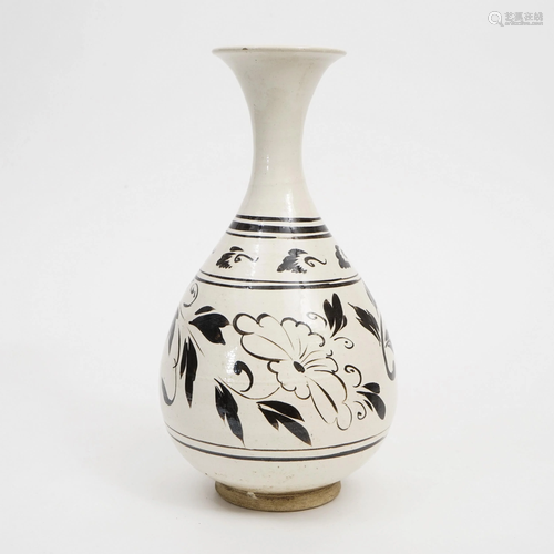 A CIZHOU KILN VASE WITH WHITE BACKGROUND AND PATTERNS