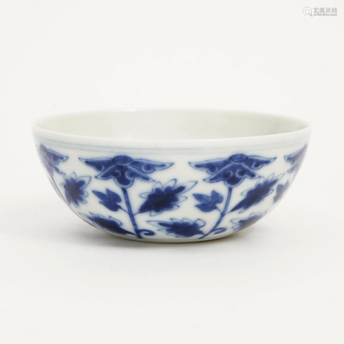 A BLUE AND WHITE FLOWER PATTERN CUP