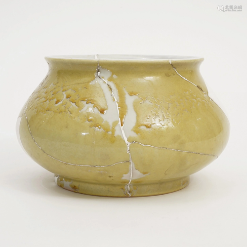 A LONGQUAN KILN CELADON JAR