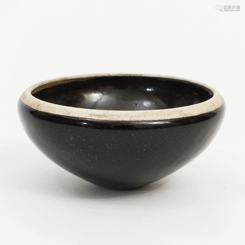 A CIZHOU KILN WHITE-BELLIED WHEEL BOWL