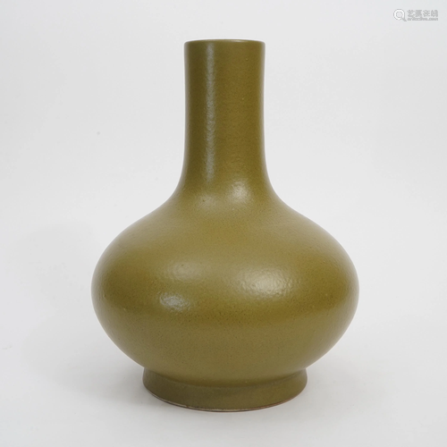 A CELADON-GLAZED WATER CHESTNUT SHAPED VASE