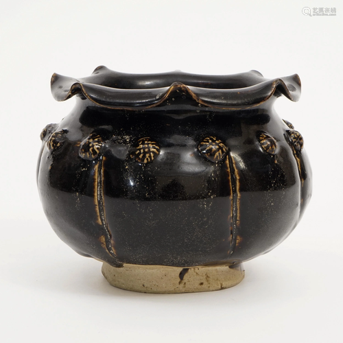 A CIZHOU KILN BLACK GLAZED FLOWER MOUTH JAR